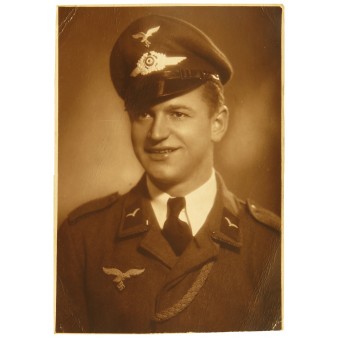 Foto de un soldado de servicio en tierra Luftwaffe en un sombrero de visera. Espenlaub militaria